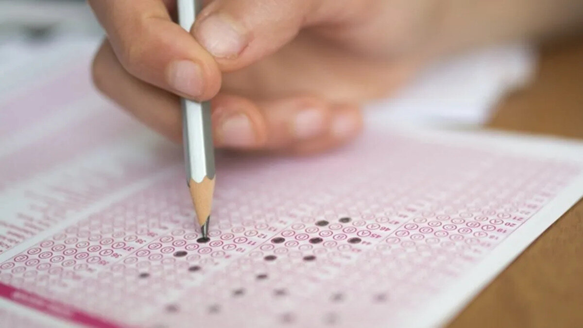 Kayıt İçin Gerekli Belgeler<br>Üniversiteye kayıt yaptıracak adaylardan şu belgeler isteniyor:<br>•	ÖSYM sonuç belgesi<br>•	Lise diploması aslı veya yeni tarihli mezuniyet belgesi<br>•	Nüfus cüzdanı veya kimlik kartı onaylı fotokopisi<br>•	İkametgâh belgesi<br>•	Son altı ay içinde çekilmiş vesikalık fotoğraf<br>