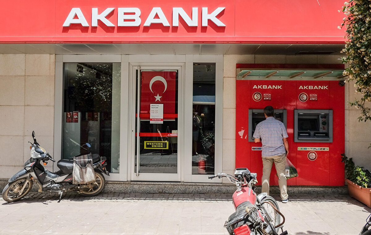 Akbank "​​​​​​​​​​​​​​​​​​​​​​​​​​​​​​​​​​​​​​​​​​​​​​​​​SGK emekli maaşını taşıyana 17.500TL’ye varan ödül fırsatı. 15.000TL’ye varan promosyona ek 2.500TL chip-para​" açıklaması ile emeklilere 17.500 TL'ye varan promosyon vadediyor.