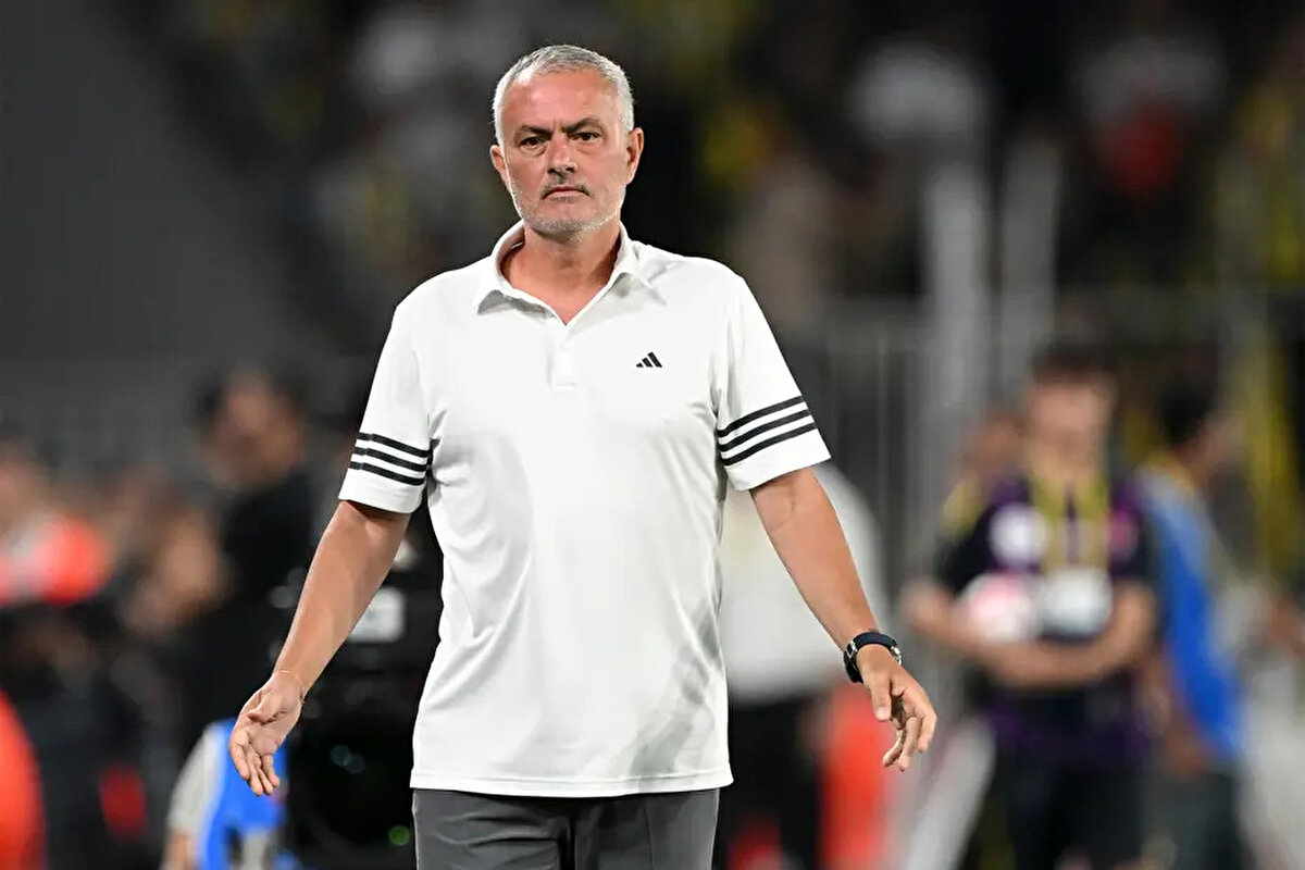Fenerbahçe'nin Benfica'ya elenerek Şampiyonlar Ligi'ne veda etmesinin ardından sarı lacivertli kulüple sözleşmesi feshedilen teknik direktör Jose Mourinho'nun yeni takımının hangisi olacağı merakla bekleniyor.<br><br>