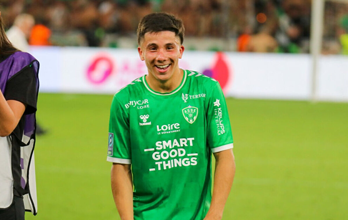 Trabzonspor, Saint-Etienne forması giyen Benjamin Bouchouari'yi kadrosuna kattığını açıkladı.