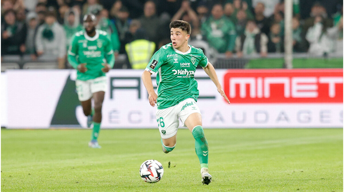 1.65 metre boyundaki merkez orta saha oyuncusu, futbol yolculuğuna Belçika’da Waasland-Beveren altyapısında başladı. Ardından Belçika ekiplerinde sırasıyla 2010-2013, 2014-2015 yıllarında RSC Anderlecht'ta, 2013-2014 yıllarında KRC Genk'te, 2015-2017'te KV Mechelen'de ve 2017-2019'da Hollanda ekibi Willem II altyapılarında forma giydi.