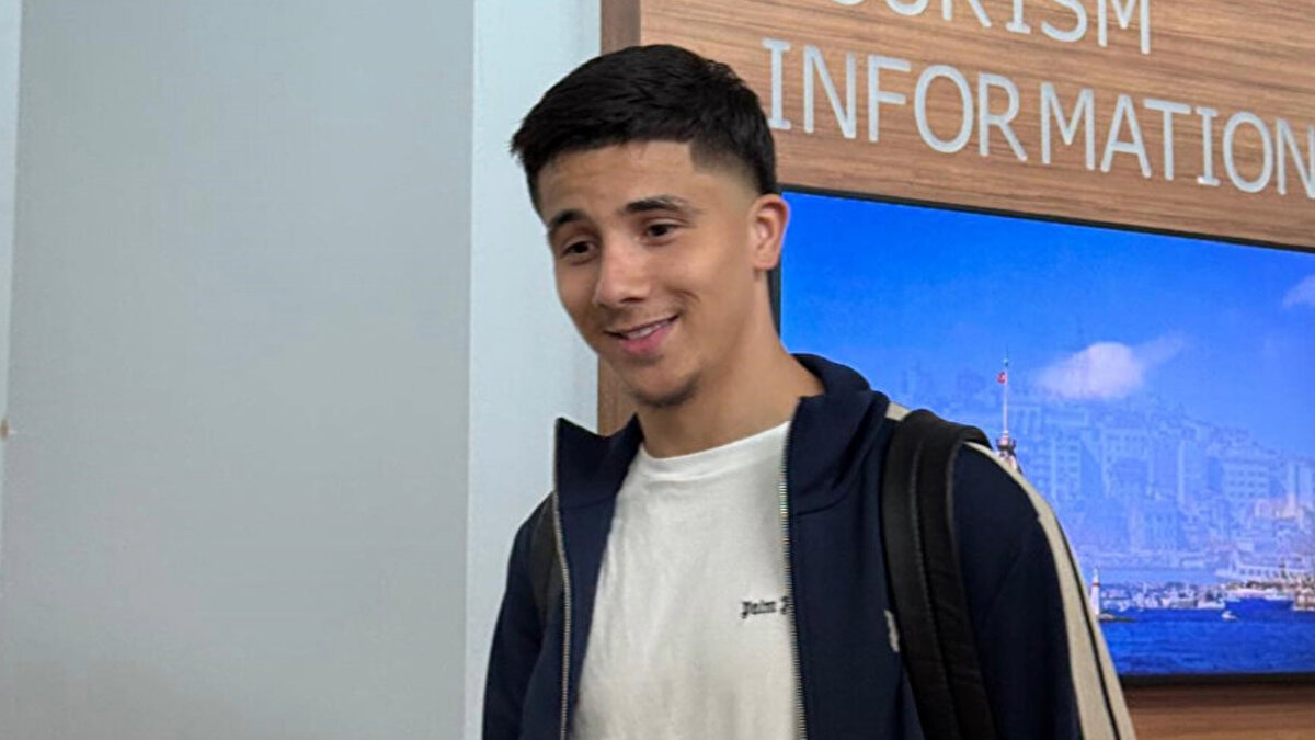 Profesyonel kariyerine 2019 yılında Fortuna Sittard ile adım atan Bouchouari, 2020’de Roda JC’ye transfer oldu. 2022 yazında ise 1.1 milyon Euro bonservis bedeliyle Fransa’nın köklü kulüplerinden Saint-Étienne’nin yolunu tuttu. Burada kısa sürede takımın önemli isimlerinden biri haline gelen genç orta saha, 2024-2025 sezonunda 26 maçta 1 gol kaydetti.