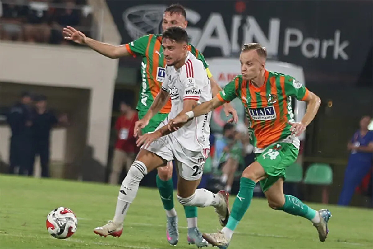 Sergen Yalçın'ın ayrılık kararı verdiği 3 isim de son oynanan Alanyaspor mücadelesinde sahadaydı.