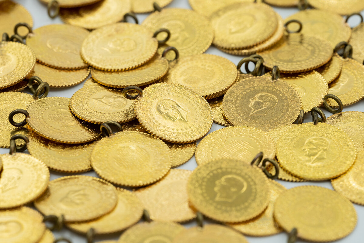 ABD’de bu ay faiz indirimi beklentilerinin güçlenmesi, altın fiyatlarını yukarı taşımaya devam ediyor. Güvenli liman olarak öne çıkan altın, son üç ayın en iyi haftalık performansına ilerliyor. Piyasaların odağında ise bugün açıklanacak tarım dışı istihdam verileri bulunuyor.<br><br><br>Gram altın 4.685 TL'den işlem görüyor. ONS 3.552 doları aştı. <br><br><br>Uzmanlar, küresel belirsizliklerin devam etmesi halinde altındaki yükseliş eğiliminin sürebileceğini belirtiyor.