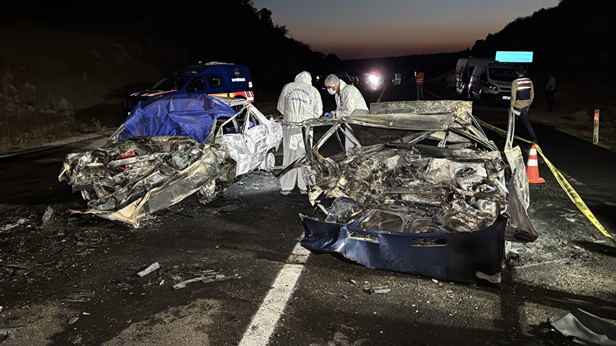 Yangın itfaiye ekiplerince söndürülürken, görevliler yaptıkları kontrolde sürücü Y.Y. (44) ile aynı otomobildeki Z.Y. (64) ve Z.Y'nin (16) hayatını kaybettiğini belirledi.