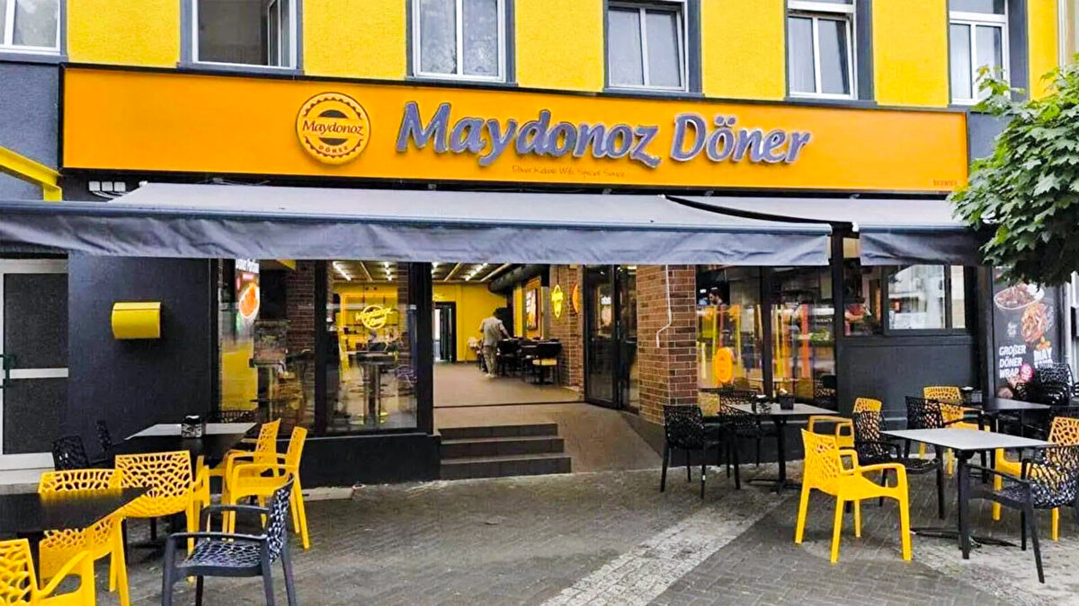 TMSF'den yapılan açıklama şu şekilde: <br><br>Tasarruf Mevduatı Sigorta Fonu’nun (“Fon”) kayyım olarak atandığı, Somca Gıda Dağıtım ve Pazarlama AŞ, Altı G Gıda Dağıtım ve Pazarlama AŞ, Sümer Entegre Et Sanayi ve Ticaret AŞ, Enerca Gıda Yönetim Danışmanlığı AŞ ve Deta Ambalaj Kağıt Plastik Temizlik Gıda İthalat İhracat AŞ’ye ait mal, hak ve varlıklar ile sözleşmelerden Fon Kurulu Kararı ile oluşturulan ve satışına karar verilen “Maydonoz Döner Grubu Ticari ve İktisadi Bütünlüğü”, 7145 sayılı Kanun’un geçici 2’nci maddesinin 1’inci fıkrası ile 6758 sayılı Olağanüstü Hal Kapsamında Bazı Düzenlemeler Yapılması Hakkında Kanun Hükmünde Kararnamenin Değiştirilerek Kabul Edilmesine Dair Kanunun 19 ve 20’nci maddeleri,5411 sayılı Bankacılık Kanunu’nun 134’üncü maddesi ve Tasarruf Mevduatı Sigorta Fonu Tarafından Ticari ve İktisadi Bütünlük Oluşturan Mahcuzların Satışına İlişkin Yönetmelik (“Yönetmelik”) kapsamında, kapalı zarf ve açık artırma usullerinin birlikte uygulanması suretiyle cebri icra yoluyla haciz, rehin gibi yasal takyidatlardan ari olarak ihale şartnamesinde (“Şartname”) belirtilen kayıt ve şartlarla satışa çıkarılmıştır.