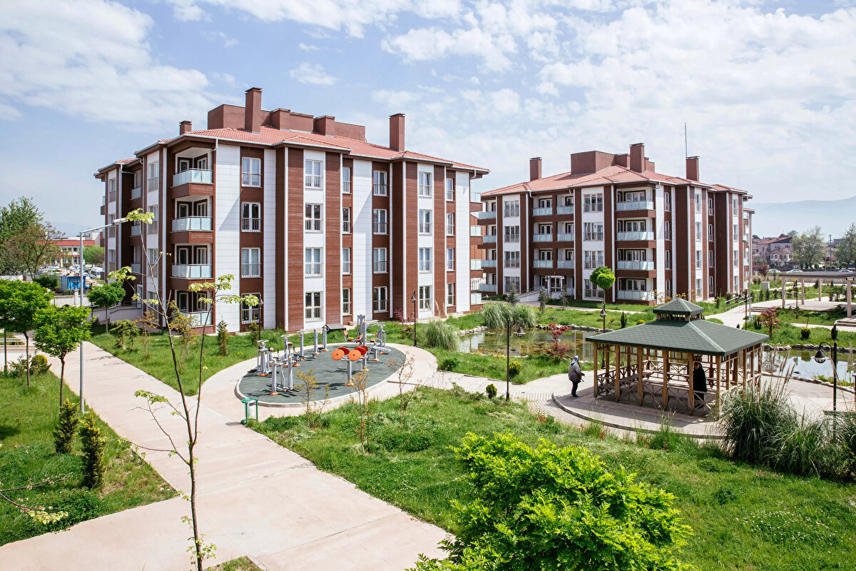 Bakan Murat Kurum’dan Sosyal Konut Müjdesi<br><br>Çevre, Şehircilik ve İklim Değişikliği Bakanı Murat Kurum, sosyal konut projelerine ilişkin yeni açıklamalarda bulundu.<br><br>Bakan Kurum, Cumhurbaşkanı’nın duyurduğu yeni kampanyayla birlikte yıl sonunda 81 ili kapsayacak Türkiye’nin en büyük sosyal konut projesinin başlatılacağını söyledi.<br><br>“Yeni sosyal konut kampanyalarıyla evi olmayan vatandaşlarımızın ev sahibi olmasına imkan sağlayacağız. Yıl sonunda 81 ilde, bugüne kadar yapılmış en büyük kampanyayı vatandaşlarımızla buluşturacağız. Çalışmalarımızı sürdürüyoruz.” ifadelerini kullanan Kurum, projede gençlere ve emeklilere özel kontenjan ayrılacağını vurguladı.<br><br>Bakan Kurum ayrıca, genç yaşta ev sahibi olan vatandaşların mutluluğunu gözlemlediğini belirterek, “19-20 yaşında kuradan ev sahibi olan gençlerimizi görüyorum, bu çok değerli. Vatandaşlarımız için kontenjanlar ayırarak bu imkanları genişleteceğiz” dedi.<br><br>