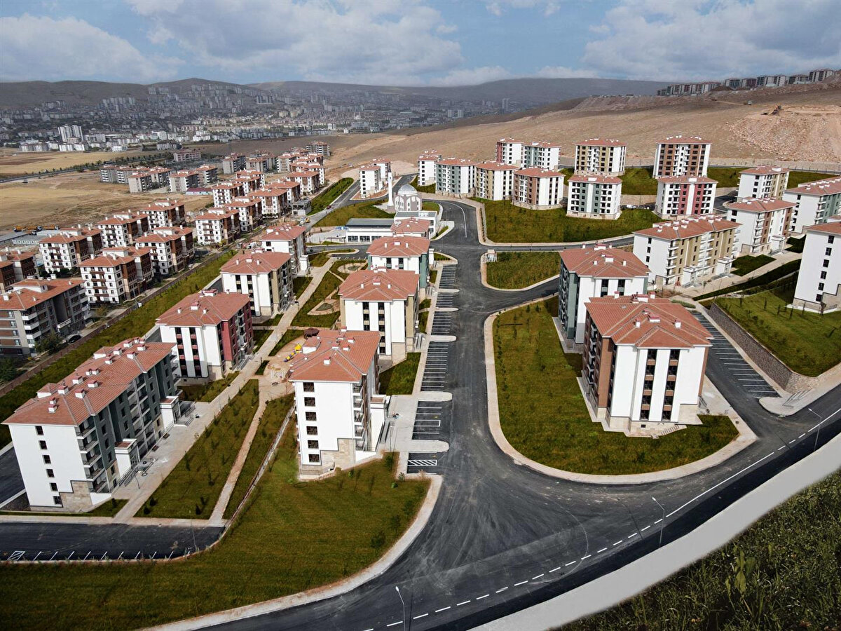 Manisa: Akhisar, Yunusemre, Salihli, Saruhanlı, Gördes, Kırkağaç, Soma, Alaşehir, Şehzadeler’de 3 bin 334 konut<br><br>Mardin: Artuklu, Dargeçit, Mazıdağı, Yeşilli’de çalışmalar devam ediyor.<br><br>Projeler tamamlandığında yüz binlerce vatandaş uygun fiyatlarla ev sahibi olma imkânına kavuşacak.<br><br>