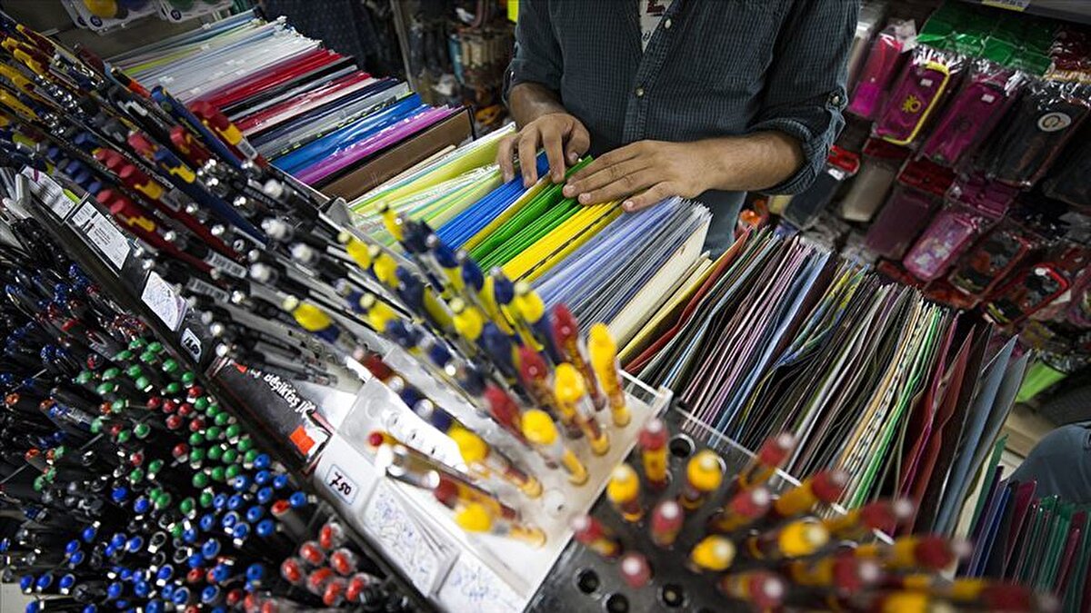 "Merdiven altı ürünler satılıyor"<br><br>Kırtasiyeciler velilere uyarılarda bulunarak, "CE sembolü olmayan sağlık etiketi bulunmayan ürünlerden uzak durun" dedi.