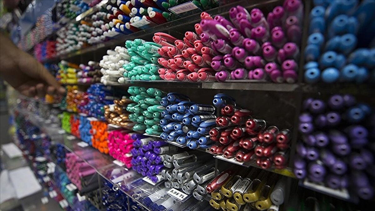 Okulların açılmasına sayılı günler kala yoğunluk yaşayan kırtasiyeciler, velilerin ve öğrencilerin taleplerini karşılamaya çalışıyor.   