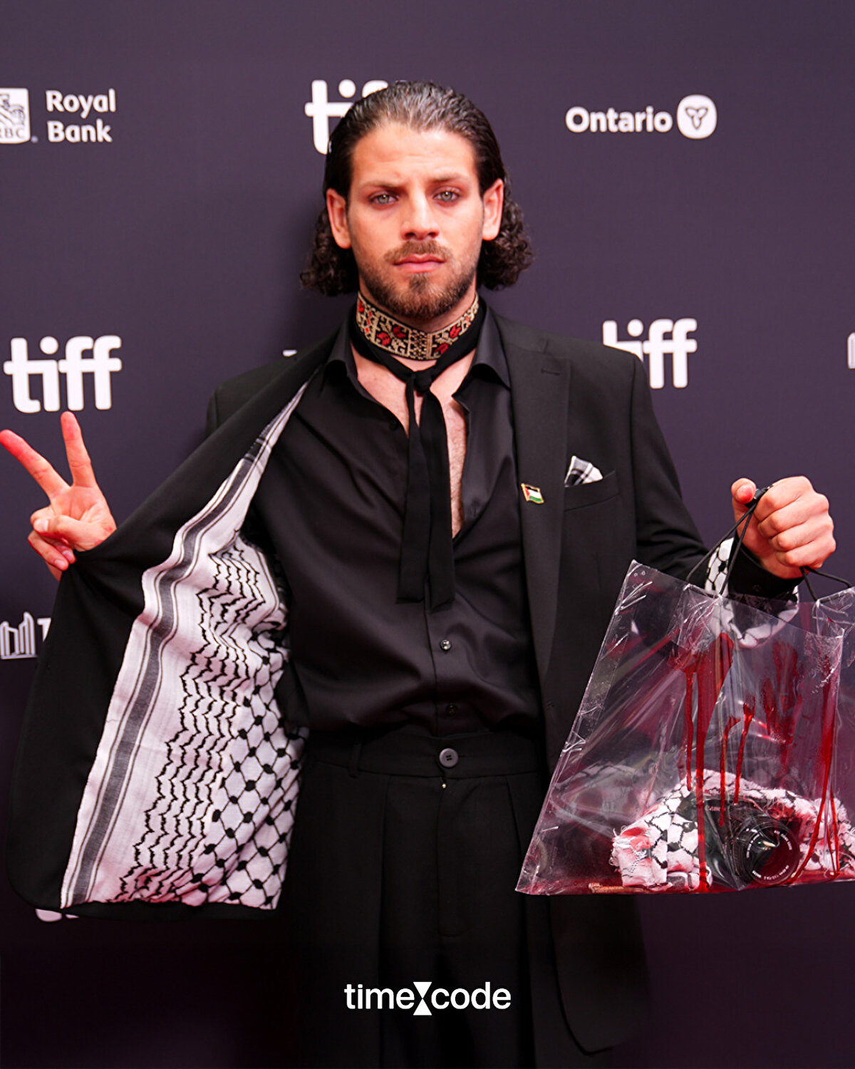 “Palestine ’36” filminin ekibi, gösterim sonrası sahneye Filistin bayrağıyla çıktı.