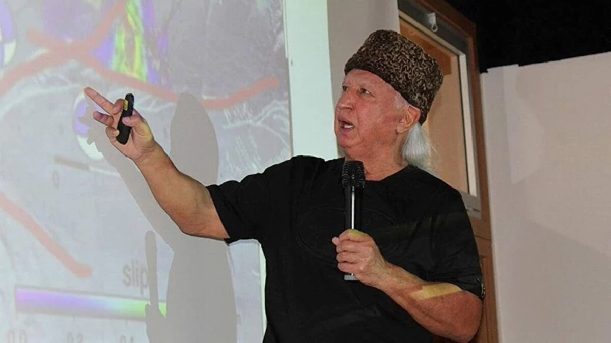 "Adalar fayında hiçbir şey yok"<br><br>17 Ağustos 1999 depreminin ardından yanlış bir algının oluşturulduğunu belirten Üşümezsoy, "Herkes 17 Ağustos'tan sonra 'Kuzey Anadolu fayı Adalar fayındadır, İstanbul'un hemen yanındadır, İstanbul'u yıkacak' dendiği zaman 'Hayır, 17 Ağustos'ta kırılan fay Yalova-Çınarcık hattı boyunca gidiyor' dedim. Adalar fayında hiçbir şey yok, fay Düzce'de" diyen Üşümezsoy, "Bütün İstanbul'da deprem olacak, 65 kilometre yıkacak dedikleri bu Adalar fayı aslında ölmüş bir fay" dedi.