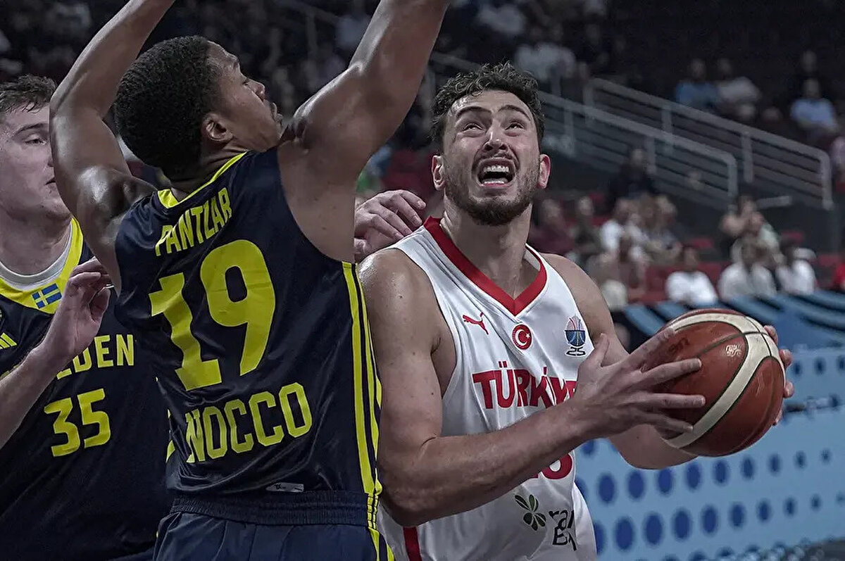 A Milli Erkek Basketbol Takımı, EuroBasket 2025 son 16 turu maçında İsveç'i 85-79 mağlup ederken, Alperen Şengün 24 sayı, 16 ribauntla oynadı ve karşılaşmanın en skorer oyuncusu oldu. Milli basketbolcu müsabakanın ardından TRT Spor'a yaptığı açıklamada şunları söyledi:<br><br>