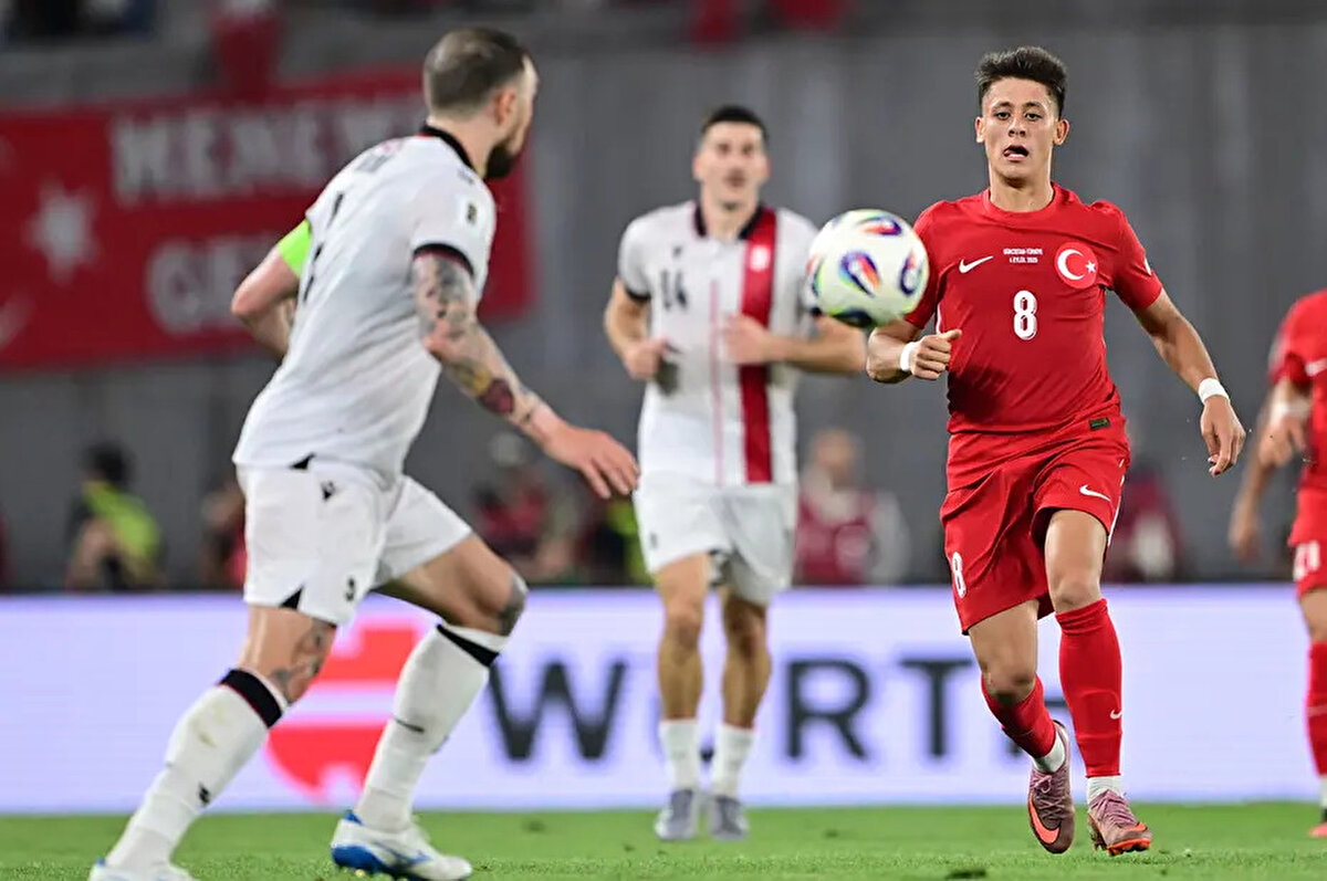 Milli futbolcu ise "Şaşırmıyorum" diyerek, "Lamine Yamal hakkında söyleyecek pek bir şeyim yok. Aynı mevkilerde oynamıyoruz. Yine de karşılaştırmaları anlıyorum çünkü o Barcelona'da, ben Real Madrid'deyim." ifadelerini kullandı.<br><br>