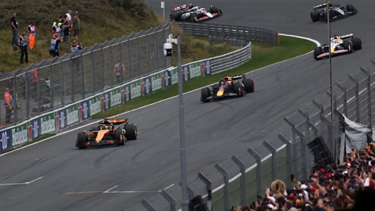 İTALYA GP yarış ne zaman, saat kaçta?<br><br>Pazar günü düzenlenecek olan yarış ise Türkiye saatiyle 16.00'da start alacak. Tüm bu seanslar, Türkiye'de beIN SPORTS 4 kanalından canlı ve şifreli olarak izlenebilecek.