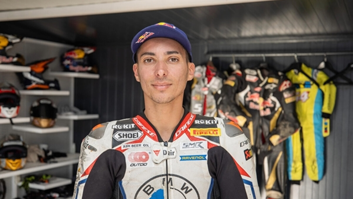 Milli motosikletçimiz Toprak Razgatlıoğlu, Fransa'daki Superbike Dünya Şampiyonası'nın Magny-Cours pistinde düzenlenen Superpole seansında 1:34.930'luk derecesiyle pist rekoru kırarak dikkatleri üzerine çekti.