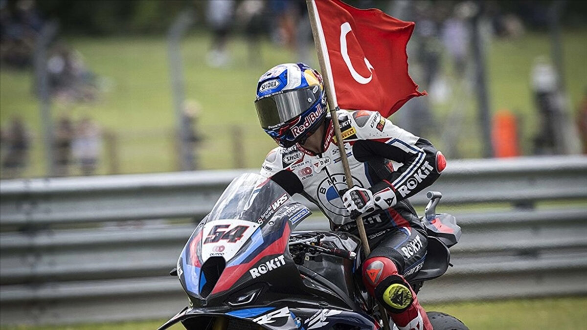 Start çizgisinden itibaren liderliği kimseye kaptırmayan Razgatlıoğlu, büyük bir üstünlükle yarışı kazandı. Milli yarışçımızın aldığı zafer, arka arkaya elde ettiği 10. birinciliği oldu.