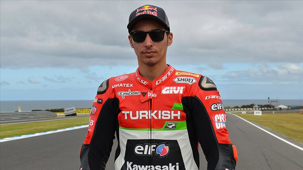 Kariyerinde büyük başarılara imza atan Razgatlıoğlu, 2021 yılında Yamaha takımıyla şampiyon olarak hem bu unvana ulaşan ilk Türk yarışçı oldu hem de Jonathan Rea'nın altı sezonluk şampiyonluk serisini sona erdirdi. 