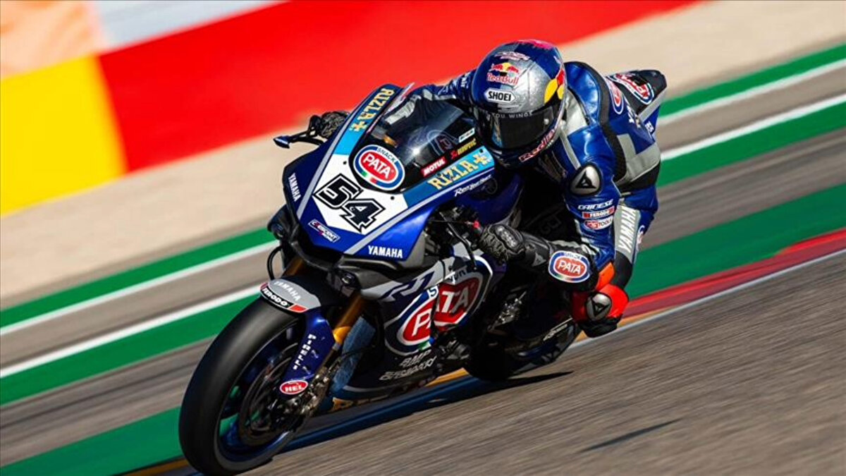 TOPRAK RAZGATLIOĞLU KİMDİR?<br><br>16 Ekim 1996'da Antalya'da dünyaya gelen Toprak Razgatlıoğlu, Türkiye'yi uluslararası arenada başarıyla temsil eden milli motosiklet yarışçıları arasında yer alıyor. Şu anda Superbike Dünya Şampiyonası'nda BMW Motorrad takımı adına yarışmaktadır.