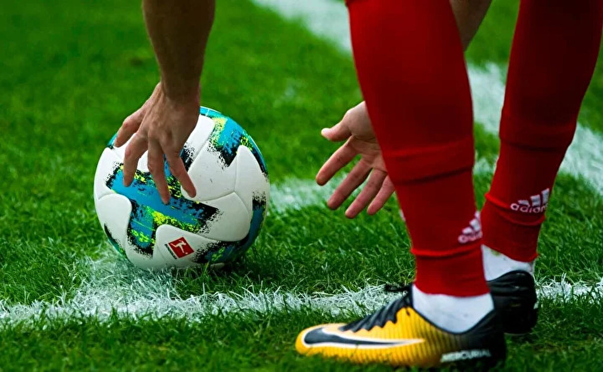 Transferin son günü hareketliliği bekleniyor<br><br><br>Türk futbolunda artık gelenek haline gelen “son gün transferleri” bu sezon da yaşanacak gibi görünüyor. Kulüplerin, transferin kapanmasına saatler kala resmi açıklamalar yaparak taraftarlarını heyecanlandırması bekleniyor. Özellikle şampiyonluk yarışı ve Avrupa kupalarına hazırlanan takımların, nokta atışı transferlerle kadrolarını güçlendirmesi gündemde.