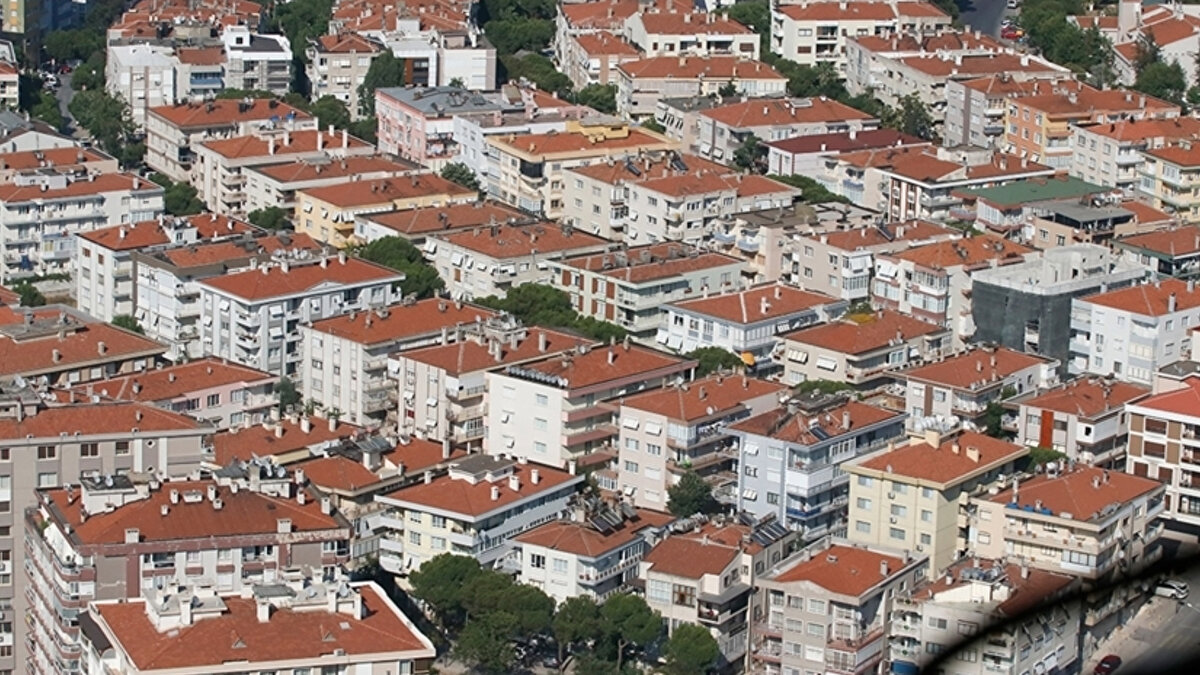 Ev sahibi-kiracı fark etmiyor<br><br>Haber7'nin haberine göre, yeni düzenlemenin sonrasında, apartman ya da site içinde ortak kullanım alanlarına çöp bırakanlar göz açtırılmayacak. Denetimlerde kapıya çöp bırakıldığı tespit edilen kişilere, ev sahibi ya da kiracı olup olmadığına bakılmaksızın para cezası uygulanacak.