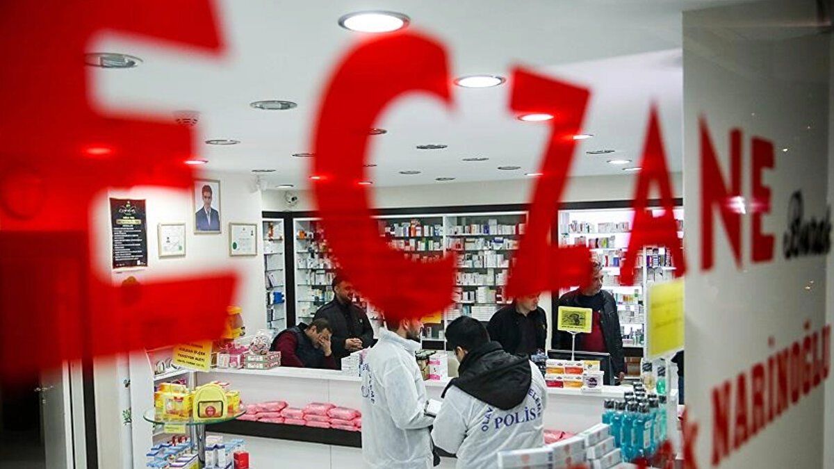 Eczanelerde ölçtürülen tansiyon ya da kilo bilgileri artık e-nabız'da görünebilecek. Türkiye İlaç ve Tıbbi Cihaz Kurumu'nun aldığı karar ile birlikte eczanelerde yapılan ateş, tansiyon, boy, kilo ve bel çevresi ölçümleri de sisteme kaydedilecek. Doktorların kronik ve ölüm riski taşıyan hastaların takibini daha etkin bir şekilde yapabilecek.