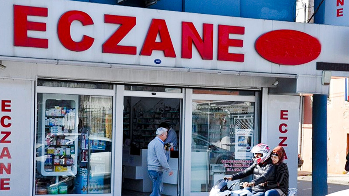 Hem vatandaşa hem doktora büyük kolaylık <br><br>Türkiye İlaç ve Tıbbi Cihaz Kurumu’nun aldığı kararla eczacılar tarafından eczanelerde ateş ve tansiyon ölçümlerinin yapılmasına izin verilmişti. Sağlık Bakanlığı da bu kararı genişleterek uygulamayı devreye soktu.