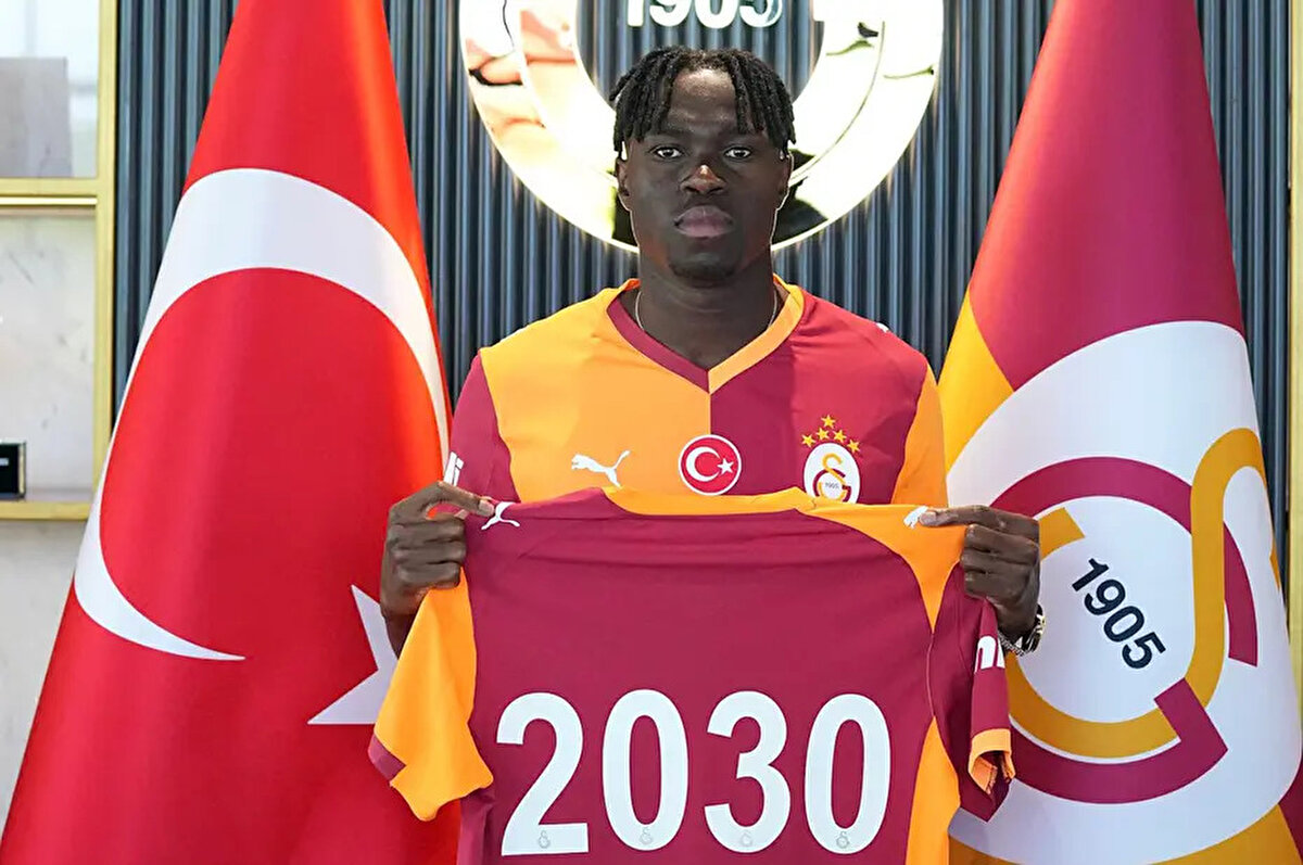 Rizespor maçında ilk kez Galatasaray forması giyen Singo'nun sözleşmesinde serbest kalma bedeli olduğu öğrenildi.