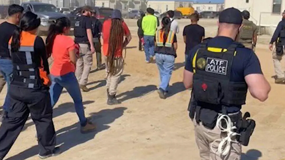 Yapılan açıklamada, Ellabell kentinde faaliyet gösteren Hyundai elektrikli araç bataryası üretim tesisine, "yasa dışı istihdam uygulamaları ve diğer ciddi federal suçlarla ilgili iddialara yönelik devam eden bir cezai soruşturmanın parçası olarak" FBI, ICE ve eyalet polisi eşliğinde baskın düzenlediği kaydedildi. 