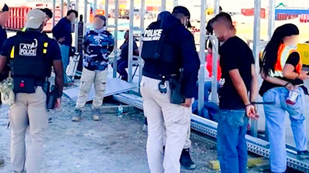 ABD İç Güvenlik Bakanlığı’nın açıklamasına göre ABD Göçmenlik ve Gümrük Muhafaza (ICE) yetkililerinin, Georgia eyaletindeki Hyundai'nin elektrikli araçlar için batarya ürettiği tesisine baskın düzenleyerek 475 kişiyi gözaltına alındı. 