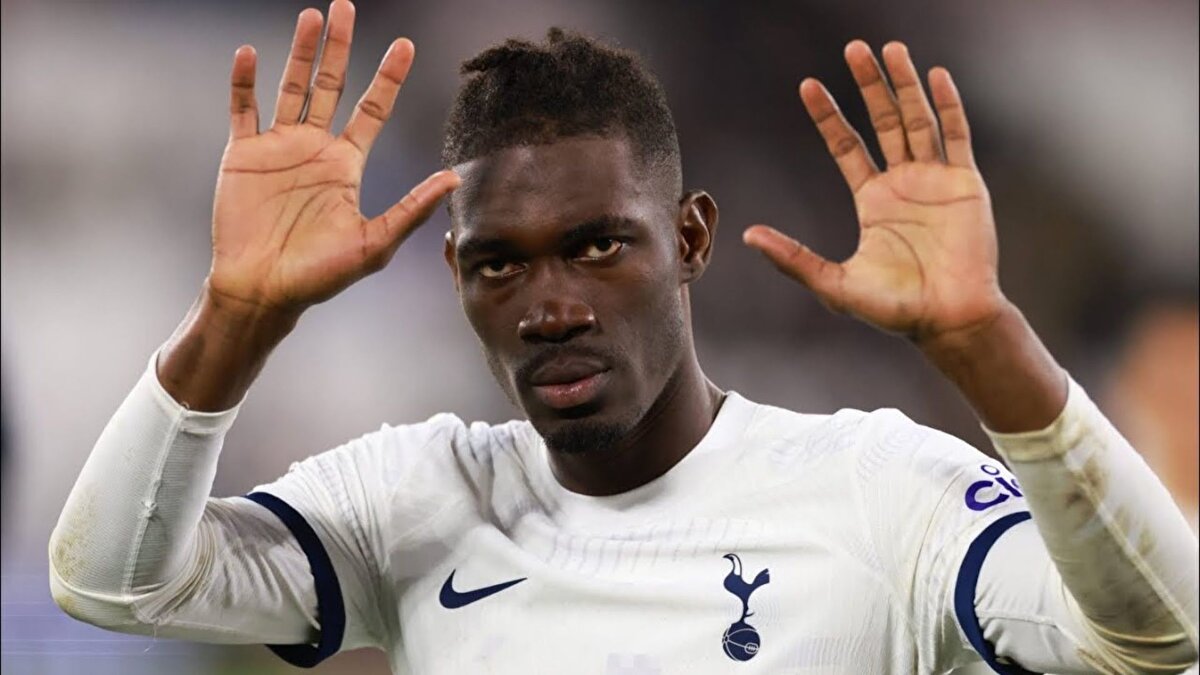 TRT Spor'un haberine göre orta sahada Edson Alvarez ve Marco Asensio’yu transfer eden yönetim, Fred ile forma rekabetine girebilecek bir ismi daha kadroya dahil etmeyi hedefliyor. Daha önce gündeme gelen Yves Bissouma’nın yeniden listede olduğu öğrenildi.