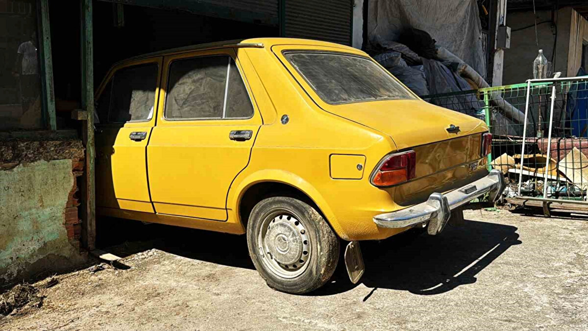 Yugoslav arabası olan Zastava 1100’ün o dönemlerde polis aracı olarak kullanıldığını hatırlatan Bostancı, aracı babasının araç fabrikasında çalışırken, alacağına karşılık satın aldığını ifade etti.