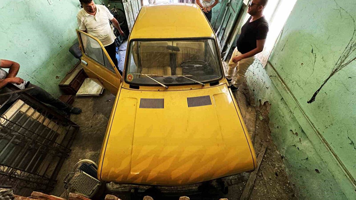 Dönemin Yugoslavya’sında polis aracı olarak kullanılan Zastava 1100, Bostancı tarafından 1981 yılında memleketi Yenice ilçesine bağlı Şirinköy köyüne getirildikten sonra birkaç kez kullanılıp garaja çekildi. Üzerine branda çekilen araç yaklaşık yarım asırdır kapalı garajda özenle korundu.