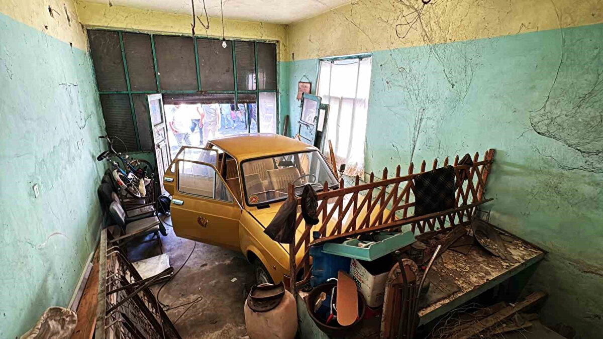 Uzun süreli koruma sayesinde çürümeye, paslanmaya ve deformasyona uğramayan araç, 15 bin euro bedelle yeni sahibine satıldı.<br>Aracın Türkiye’ye 1981 yılında geldiğini belirten Abidin Bostancı, "Almanya’dan geldiği gibi garaja girdi. Burada 1-2 defa kullanıldı, ondan sonra hep garajda kaldı. 44 yıldır garajda duruyor ama tertemiz duruyor. Çok sağlamdır" dedi. Bostancı, aracın Türkiye’de tek, Avrupa’da da bulunmadığını söyledi.