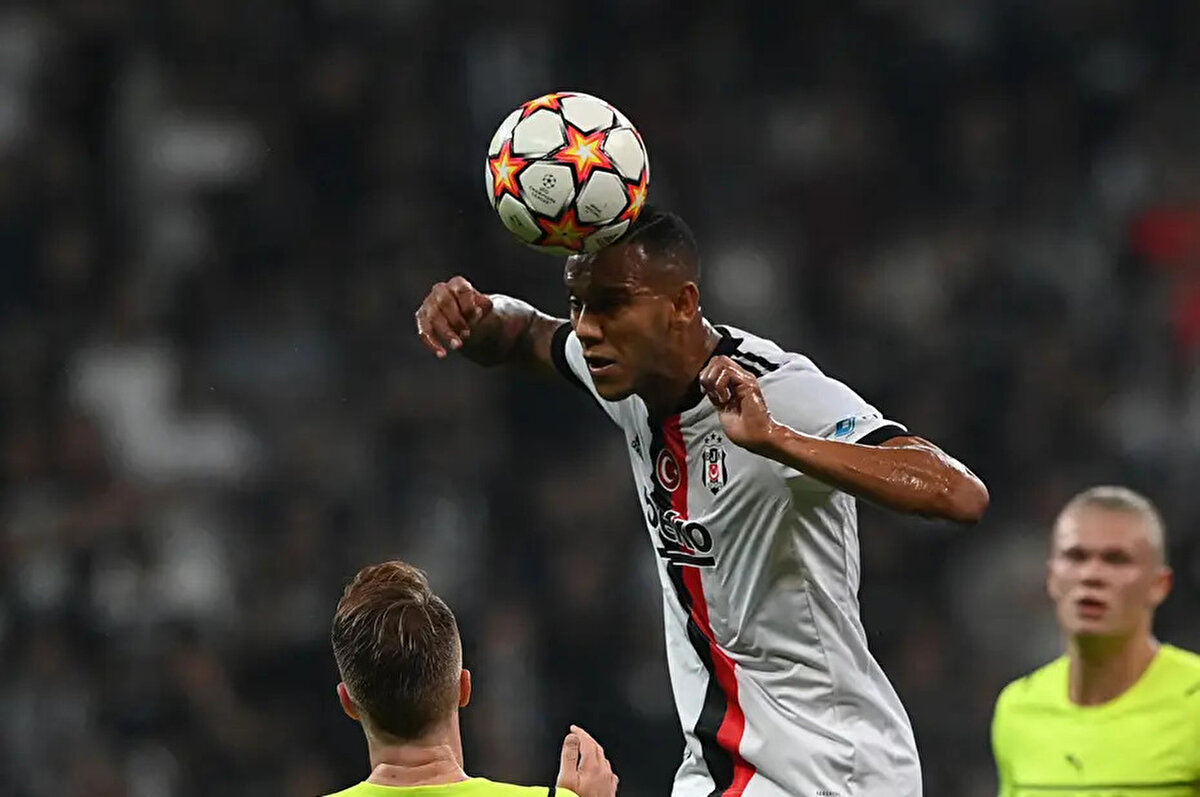 Beşiktaş'ın eski futbolcusu Josef de Souza'nın, siyah beyazlı takımın hocası Sergen Yalçın'ın teknik heyetine katılacağı iddia edildi. <br><br>
