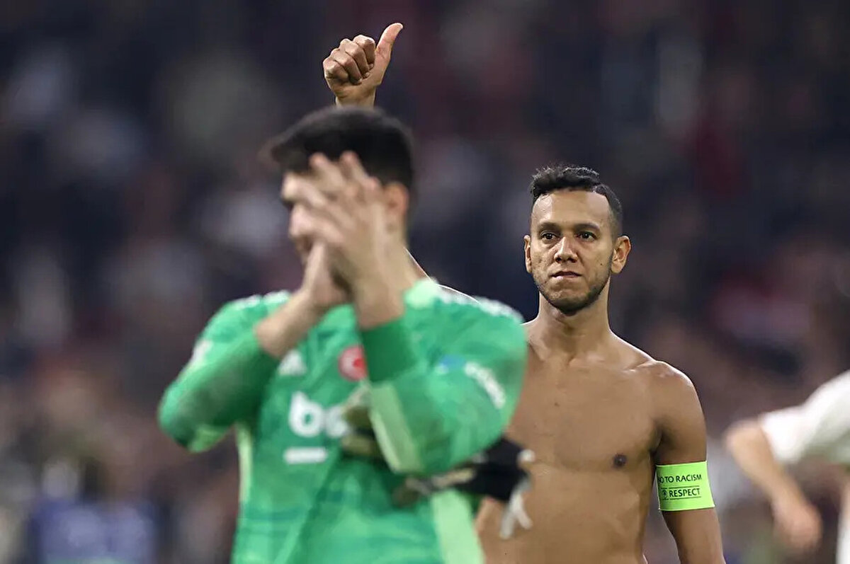 "Bu sefer favori takımım Beşiktaş'a yardım etmek için kalamadım ama eminim ki yakında desteğimi verip kulübün tekrar şampiyon olmasını göreceğim."<br><br>