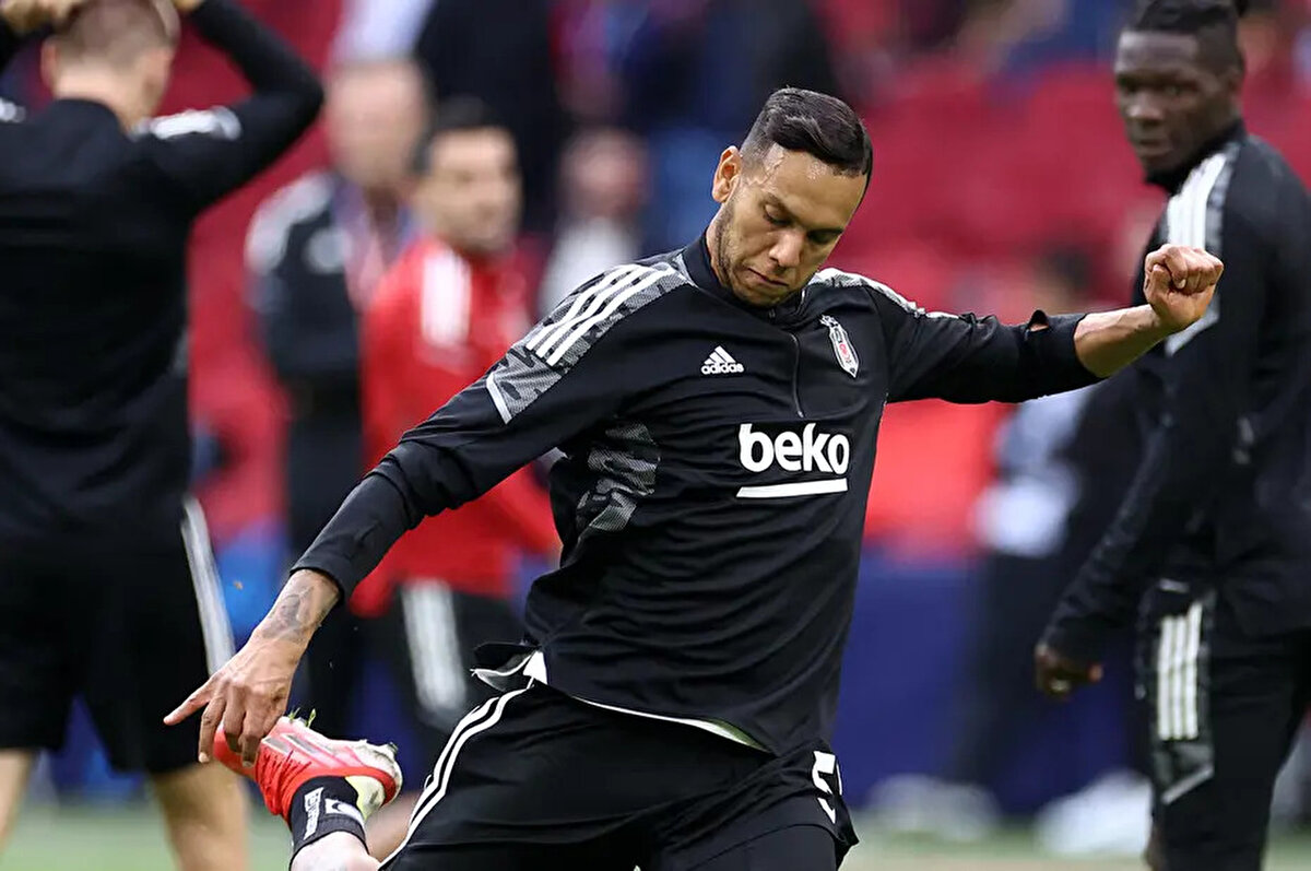 Bir süredir İstabul'da bulunan Brezilyalı eski futbolcu, sosyal medya hesabından yaptığı paylaşımda böyle bir anlaşmanın olmadığını dile getirdi.<br><br>