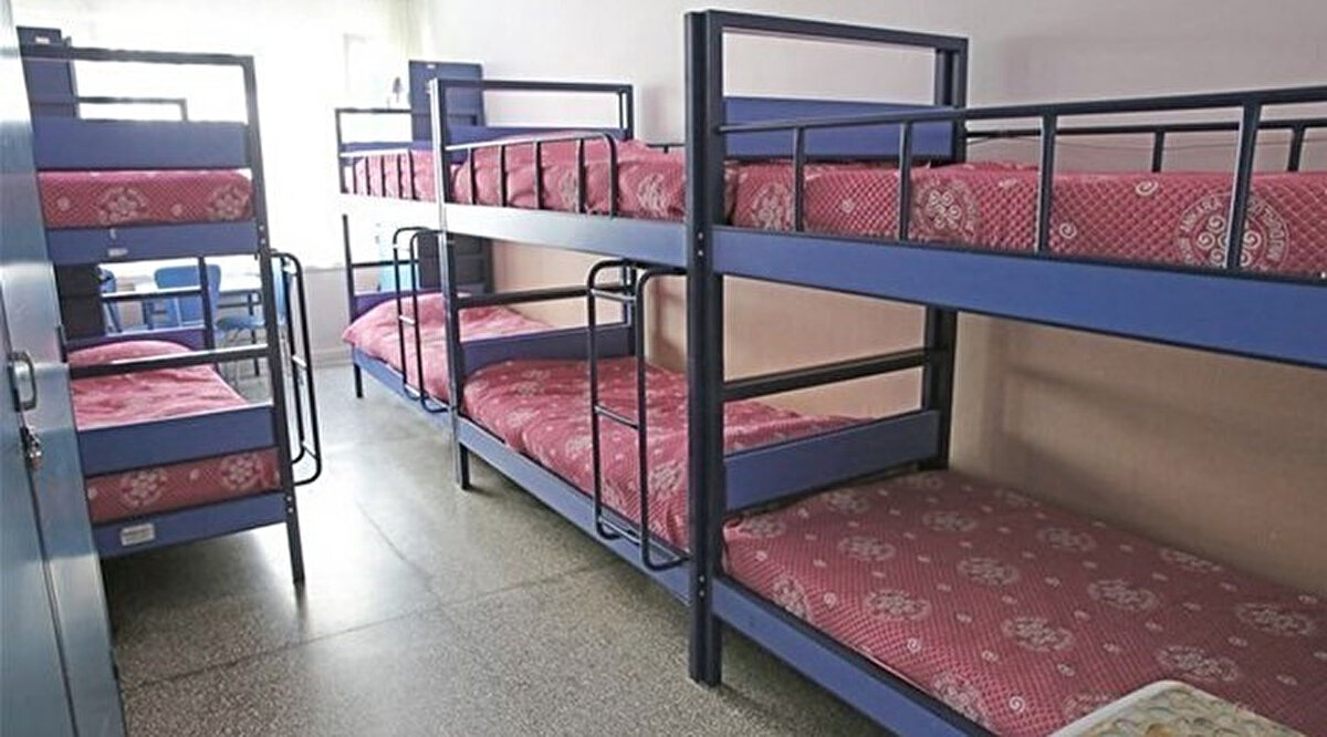 KYK yurt sonuçları, 6 Eylül’de sona eren başvuruların ardından 15 Eylül’e kadar açıklanacak. Sonuçların ardından kesin kayıt süreci başlayacak, kayıt yaptırmayanların yerine yedek öğrenciler yerleştirilecek. Öğrencilerin ekim ayı itibarıyla yurtlara geçmesi bekleniyor.