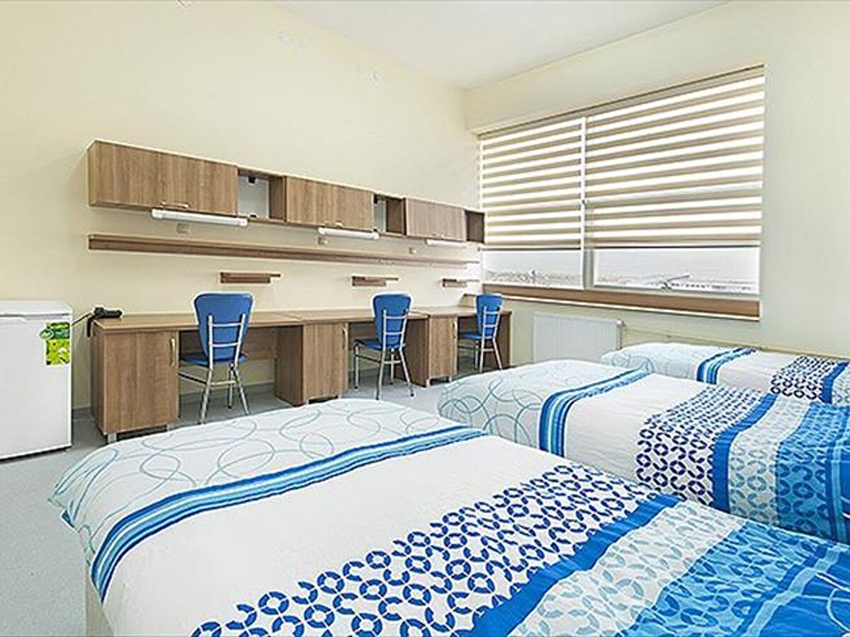 KYK Yurt Kesin Kayıt ve Yerleştirme İşlemleri<br><br>Sonuçların açıklanmasının hemen ardından kesin kayıt dönemi başlayacak.<br><br>Kesin kayıt yaptırmayan adayların yerine yedek öğrenciler yerleştirilecek.<br><br>Yedek yerleştirmeler yıl boyunca devam edecek.<br><br>Geçmiş yıllara bakıldığında, başvuruların bitiminden 2-3 hafta sonra sonuçların açıklandığı görülüyor.<br><br>Bu yıl da süreç benzer şekilde ilerleyecek ve ekim ayı itibarıyla öğrencilerin yurtlara yerleşmesi bekleniyor.