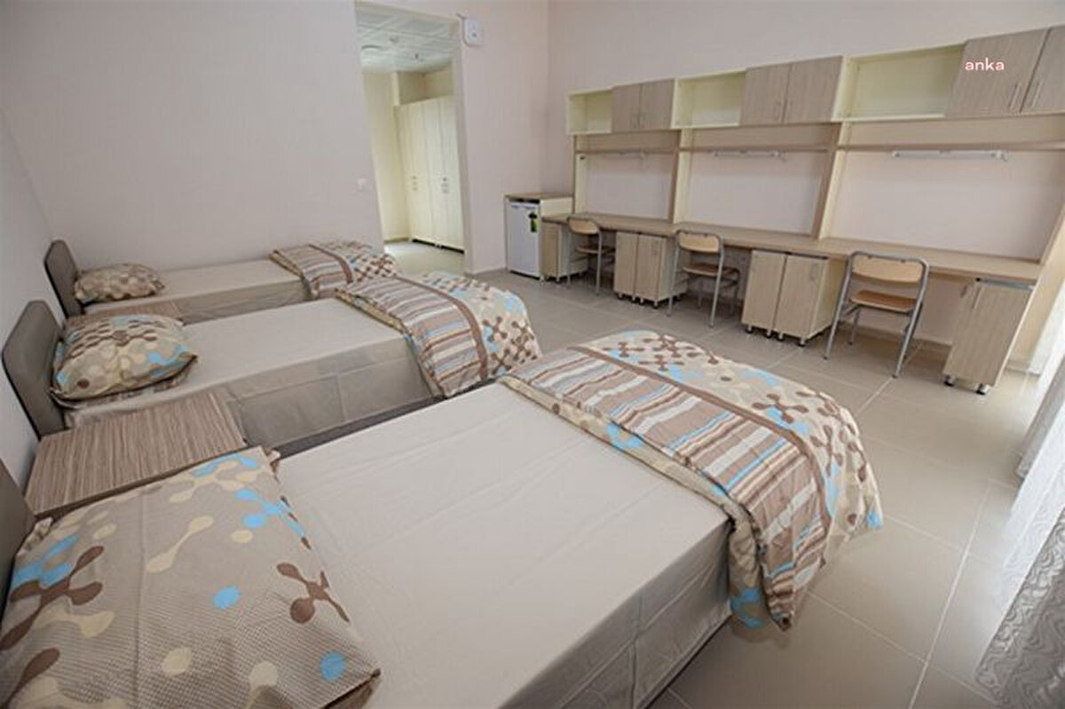 KYK yurt başvuruları, 5 Eylül’de yoğun ilgiyle başladı ve 6 Eylül 2025 tarihi itibarıyla sona erdi. Başvuru sürecinin tamamlanmasının ardından GSB, öğrencilerin belgelerini inceleyerek değerlendirme sürecine geçti.