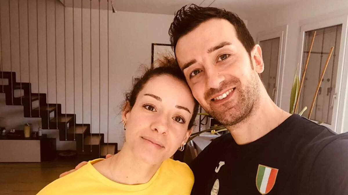 2014 Dünya Şampiyonası’nda “En İyi Libero” seçilen De Gennaro, Imoco Volley ile 2016–17 CEV Şampiyonlar Ligi finalinde gümüş madalya kazanırken turnuvanın en iyi liberosu unvanını aldı. 2017 Dünya Grand Prix’sinde de takımına gümüş madalya kazandırdı ve bir kez daha en iyi libero seçildi.