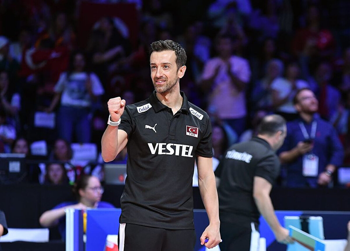 Daniele Santarelli Kimdir?<br>8 Haziran 1981’de İtalya’nın Foligno kentinde dünyaya gelen Santarelli, voleybol kariyerine libero olarak başladı. Ülkesinde Foligno, Vicenza, Legnago ve Terracina gibi ikinci lig takımlarında forma giydikten sonra antrenörlüğe yöneldi.<br>Santarelli, 2018-2022 yılları arasında Hırvatistan Milli Takımı’nı, ardından Sırbistan Milli Takımı’nı çalıştırdı. 2022’de Sırbistan’la Dünya Şampiyonluğu kazandı. Aynı yılın Aralık ayında Türkiye A Milli Kadın Voleybol Takımı’nın başına geçti.<br>