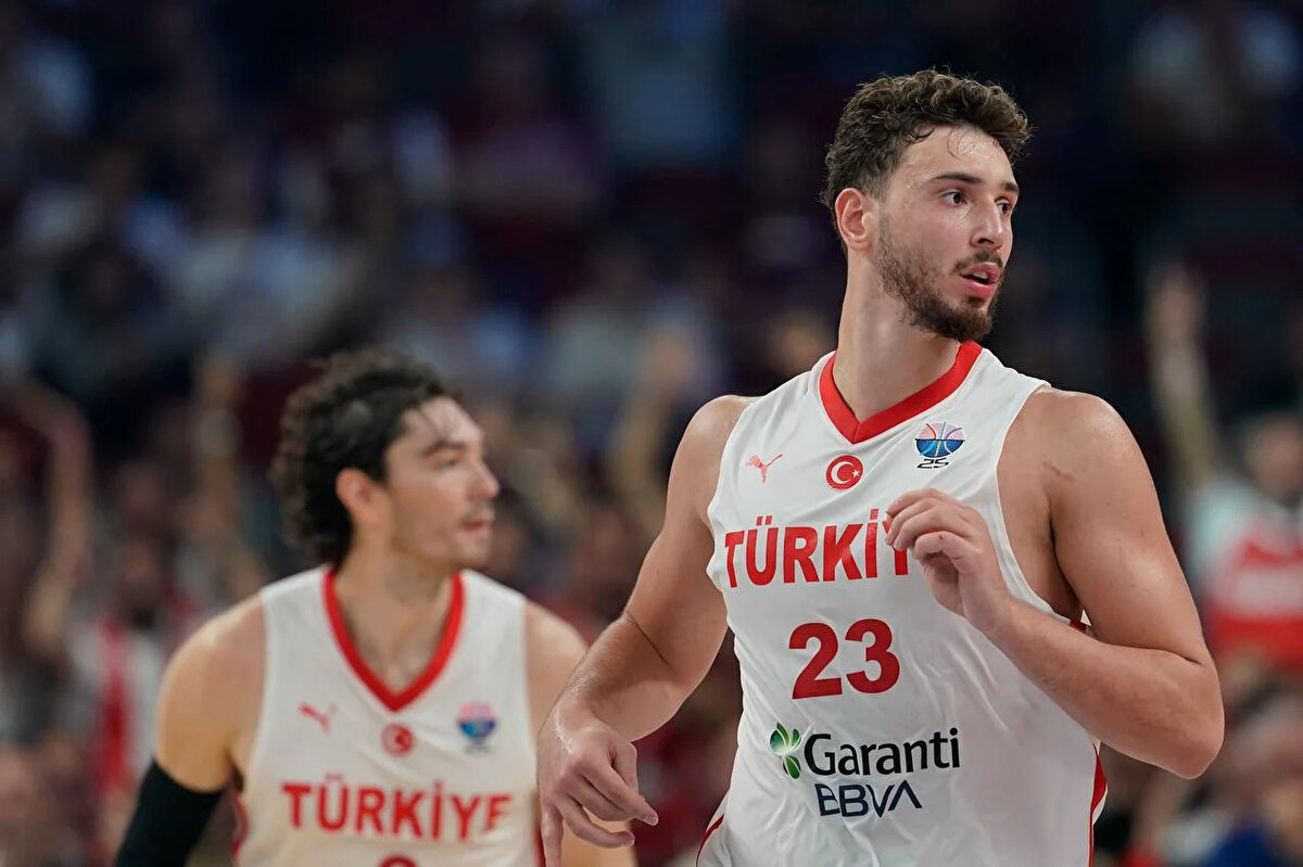 MİLLİ TAKIM NAMAĞLUP ÇEYREK FİNALDE<br>EuroBasket 2025’te bugüne kadar oynadığı tüm maçları kazanan 12 Dev Adam, son 16 turunda İsveç ile karşılaştı. Baştan sona üstün götürdüğü mücadeleyi 86-79’luk skorla kazanan ay-yıldızlı ekip, turnuvadaki namağlup serisini sürdürdü.<br>