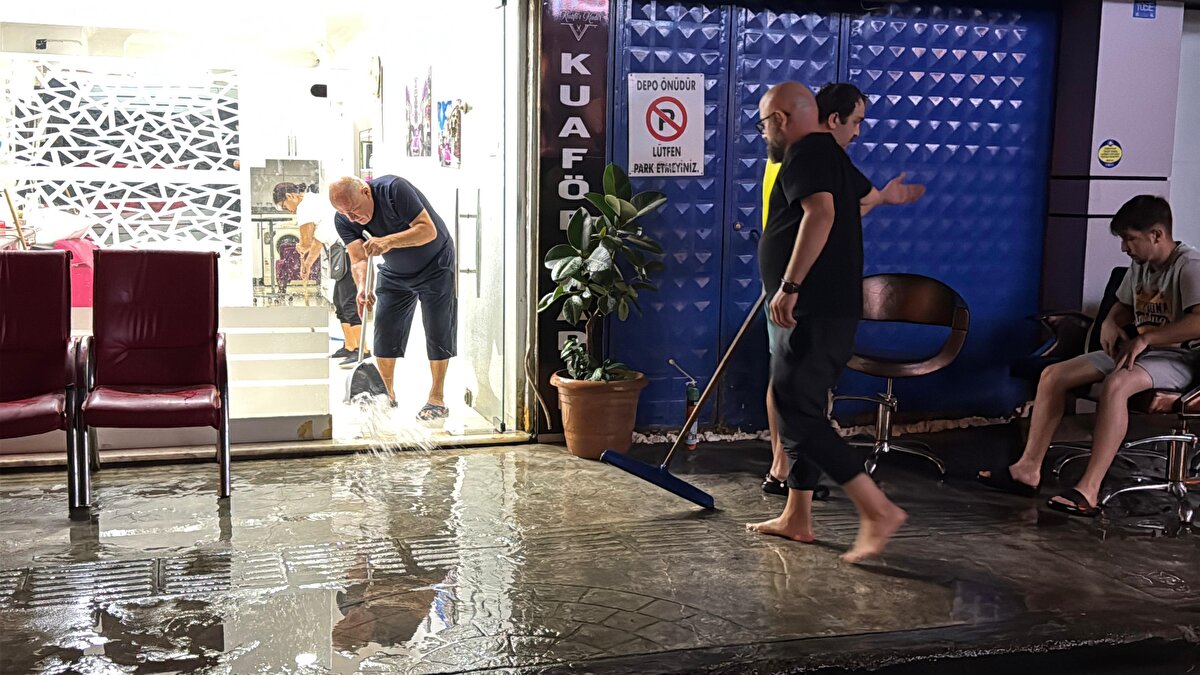 Fatsa ve Kumru'da akşam saatlerinde başlayan yağış sonrası bazı cadde ve sokaklarda su birikintileri oluştu, iş yerlerini su bastı.