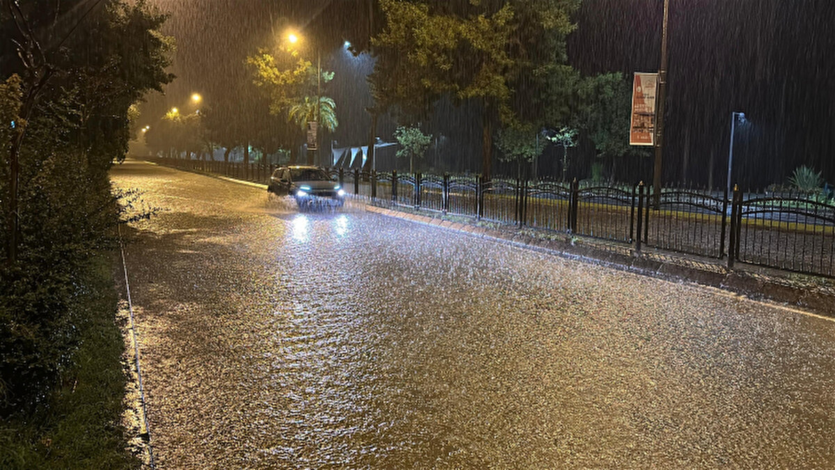 Yağış nedeniyle Karadeniz Sahil Yolu'nda su birikmesi nedeniyle trafikte aksama yaşandı.