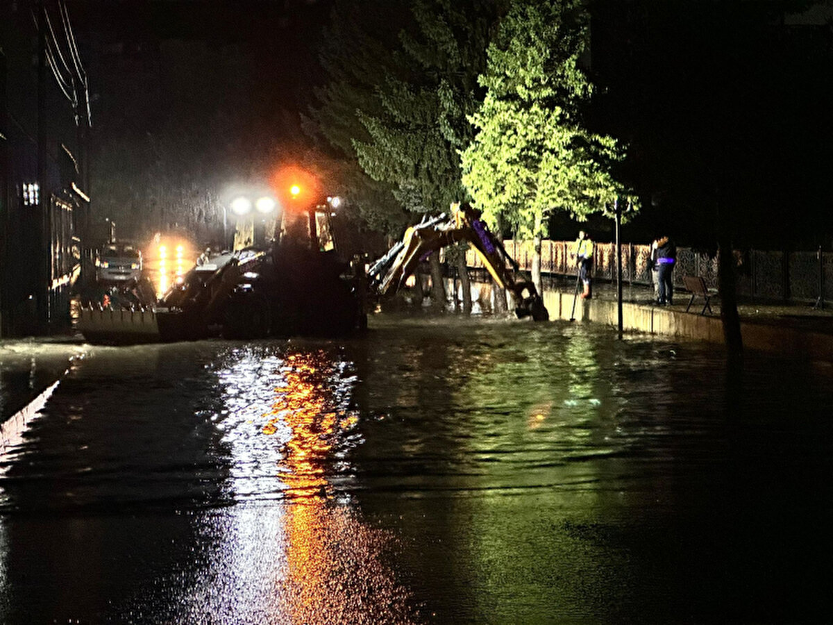 Belediye ekipleri ilçe merkezlerinde tahliye çalışması başlattı.