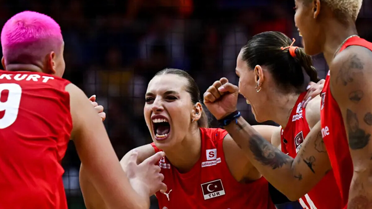 TÜRKİYE İTALYA MAÇI HANGİ KANALDA, CANLI İZLE<br><br>Voleybol tutkunlarının merakla beklediği Türkiye – İtalya final maçı TRT 1 ekranlarından canlı yayınlanacak. Maçı televizyon üzerinden izleyemeyen sporseverler ise TRT’nin resmi dijital platformları üzerinden Türkiye İtalya maçı canlı izle seçeneğiyle finali takip edebilecek.