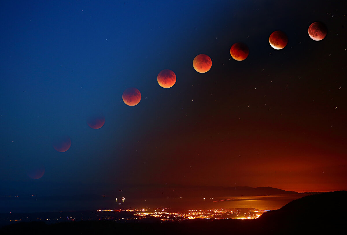 Dünya atmosferinden süzülen kırmızı tonlar Ay yüzeyine yansıyor ve gökyüzünde büyüleyici kızıl bir manzara ortaya çıkıyor.<br>