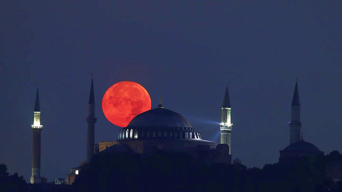 Eylül 2025’te gerçekleşecek Kanlı Ay Tutulması, gökyüzünde etkileyici bir manzara sunarken astrolojik olarak da güçlü etkiler taşıyor. Bu tutulmadan herkes nasibini alacak olsa da, özellikle Balık, Başak, İkizler ve Yay burçları için çok daha derin sonuçlar doğuracağı öngörülüyor.