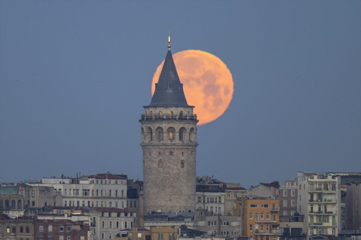 Balıklar ruhsal yollarını yeniden çizerken, Başaklar eski yüklerden arınıp yeniliklere yönelecek. İkizler kariyerlerinde sürpriz gelişmeler ve aydınlanmalar yaşarken, Yay burçları ev ve iş hayatında denge kurma ihtiyacıyla önemli kararlar alacak. Bu tutulma, birçok burç için dönüştürücü bir sürecin başlangıcı olacak.
